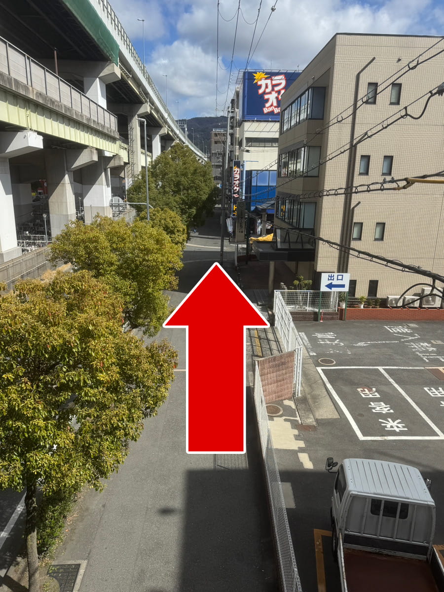 カラオケ店がある方向へ進む案内写真